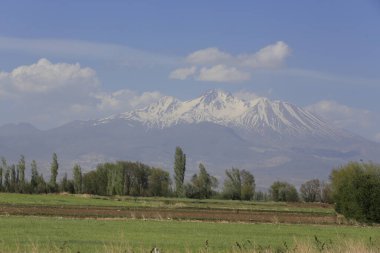 Erciyes Dağı, Orta Anadolu Bölgesi 'nde yer alan bir yanardağdır. Kayseri 'nin 25 km güneybatısındaki Sultansazl ovalardan yükselen devasa bir stratovolcano..