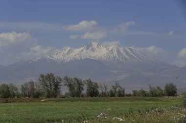 Erciyes Dağı, Orta Anadolu Bölgesi 'nde yer alan bir yanardağdır. Kayseri 'nin 25 km güneybatısındaki Sultansazl ovalardan yükselen devasa bir stratovolcano..
