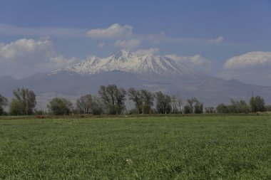 Erciyes Dağı, Orta Anadolu Bölgesi 'nde yer alan bir yanardağdır. Kayseri 'nin 25 km güneybatısındaki Sultansazl ovalardan yükselen devasa bir stratovolcano..