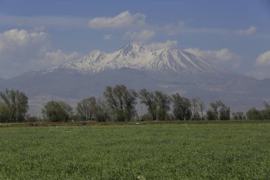 Erciyes Dağı, Orta Anadolu Bölgesi 'nde yer alan bir yanardağdır. Kayseri 'nin 25 km güneybatısındaki Sultansazl ovalardan yükselen devasa bir stratovolcano..