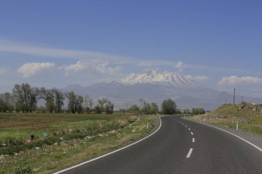 Erciyes Dağı, Orta Anadolu Bölgesi 'nde yer alan bir yanardağdır. Kayseri 'nin 25 km güneybatısındaki Sultansazl ovalardan yükselen devasa bir stratovolcano..