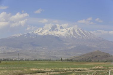 Erciyes Dağı, Orta Anadolu Bölgesi 'nde yer alan bir yanardağdır. Kayseri 'nin 25 km güneybatısındaki Sultansazl ovalardan yükselen devasa bir stratovolcano..