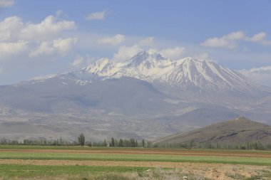 Erciyes Dağı, Orta Anadolu Bölgesi 'nde yer alan bir yanardağdır. Kayseri 'nin 25 km güneybatısındaki Sultansazl ovalardan yükselen devasa bir stratovolcano..