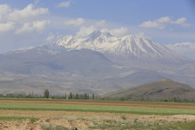 Erciyes Dağı, Orta Anadolu Bölgesi 'nde yer alan bir yanardağdır. Kayseri 'nin 25 km güneybatısındaki Sultansazl ovalardan yükselen devasa bir stratovolcano..