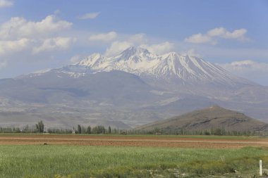 Erciyes Dağı, Orta Anadolu Bölgesi 'nde yer alan bir yanardağdır. Kayseri 'nin 25 km güneybatısındaki Sultansazl ovalardan yükselen devasa bir stratovolcano..