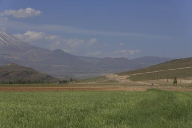 Erciyes Dağı, Orta Anadolu Bölgesi 'nde yer alan bir yanardağdır. Kayseri 'nin 25 km güneybatısındaki Sultansazl ovalardan yükselen devasa bir stratovolcano..