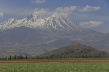 Erciyes Dağı, Orta Anadolu Bölgesi 'nde yer alan bir yanardağdır. Kayseri 'nin 25 km güneybatısındaki Sultansazl ovalardan yükselen devasa bir stratovolcano..