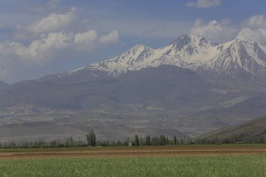 Erciyes Dağı, Orta Anadolu Bölgesi 'nde yer alan bir yanardağdır. Kayseri 'nin 25 km güneybatısındaki Sultansazl ovalardan yükselen devasa bir stratovolcano..