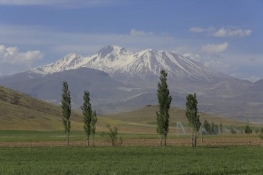 Erciyes Dağı, Orta Anadolu Bölgesi 'nde yer alan bir yanardağdır. Kayseri 'nin 25 km güneybatısındaki Sultansazl ovalardan yükselen devasa bir stratovolcano..