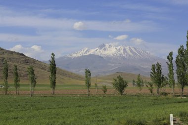 Erciyes Dağı, Orta Anadolu Bölgesi 'nde yer alan bir yanardağdır. Kayseri 'nin 25 km güneybatısındaki Sultansazl ovalardan yükselen devasa bir stratovolcano..