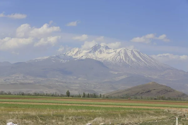 エルシー山 Erciyes Mountain アナトリア中央部に位置する火山である Kayseriの南西25Kmに位置するスルタンサザルは 平野から上昇する巨大な成層圏火山です — ストック写真