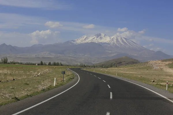 エルシー山 Erciyes Mountain アナトリア中央部に位置する火山である Kayseriの南西25Kmに位置するスルタンサザルは 平野から上昇する巨大な成層圏火山です — ストック写真