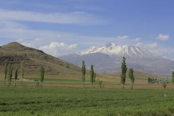 エルシー山 Erciyes Mountain アナトリア中央部に位置する火山である Kayseriの南西25Kmに位置するスルタンサザルは 平野から上昇する巨大な成層圏火山です — ストック写真