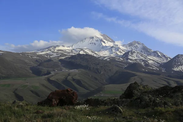 Erciyes山是位于安纳托利亚中部的一座火山 苏丹萨兹尔位于凯塞里西南25公里处 是一个从平原升起的巨大的层状火山 — 图库照片