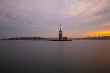 Salacak plajı ve bakire kulesi, karşı kıyıdaki camiler.