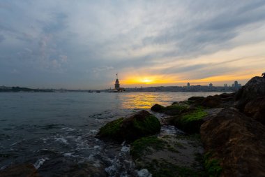 Salacak plajı ve bakire kulesi, karşı kıyıdaki camiler.