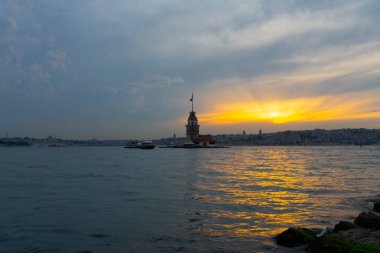 Salacak plajı ve bakire kulesi, karşı kıyıdaki camiler.