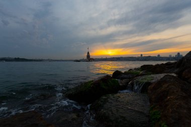 Salacak plajı ve bakire kulesi, karşı kıyıdaki camiler.