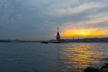 Salacak plajı ve bakire kulesi, karşı kıyıdaki camiler.