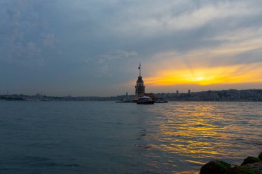 Salacak plajı ve bakire kulesi, karşı kıyıdaki camiler.