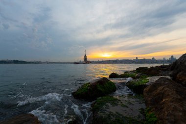 Salacak plajı ve bakire kulesi, karşı kıyıdaki camiler.