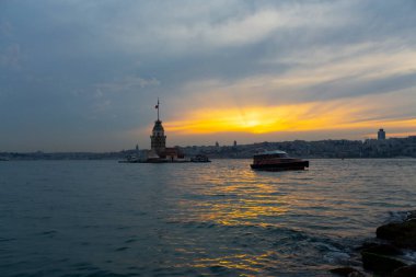 Salacak plajı ve bakire kulesi, karşı kıyıdaki camiler.