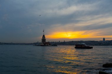 Salacak plajı ve bakire kulesi, karşı kıyıdaki camiler.