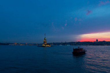 Salacak plajı ve bakire kulesi, karşı kıyıdaki camiler.