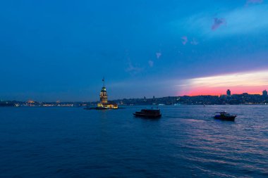 Salacak plajı ve bakire kulesi, karşı kıyıdaki camiler.