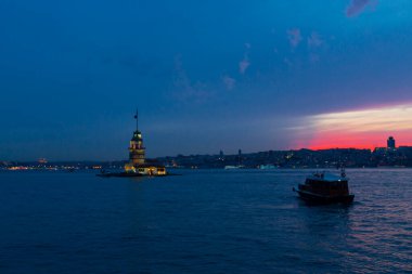 Salacak plajı ve bakire kulesi, karşı kıyıdaki camiler.