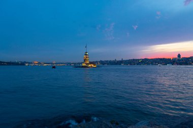 Salacak plajı ve bakire kulesi, karşı kıyıdaki camiler.