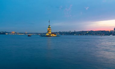 Salacak plajı ve bakire kulesi, karşı kıyıdaki camiler.