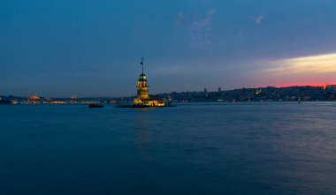 Salacak plajı ve bakire kulesi, karşı kıyıdaki camiler.