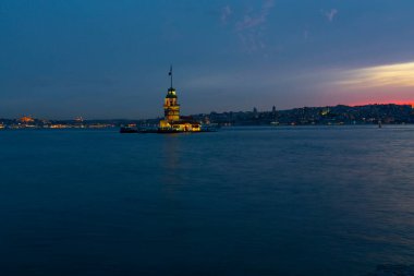 Salacak plajı ve bakire kulesi, karşı kıyıdaki camiler.