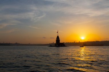 Salacak plajı ve bakire kulesi, karşı kıyıdaki camiler.