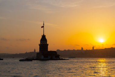 Salacak plajı ve bakire kulesi, karşı kıyıdaki camiler.