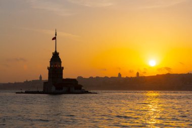 Salacak plajı ve bakire kulesi, karşı kıyıdaki camiler.