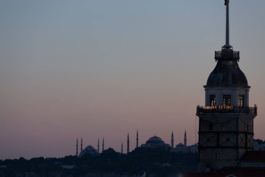 Salacak plajı ve bakire kulesi, karşı kıyıdaki camiler.
