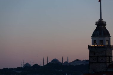 Salacak plajı ve bakire kulesi, karşı kıyıdaki camiler.