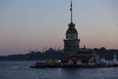 Salacak plajı ve bakire kulesi, karşı kıyıdaki camiler.