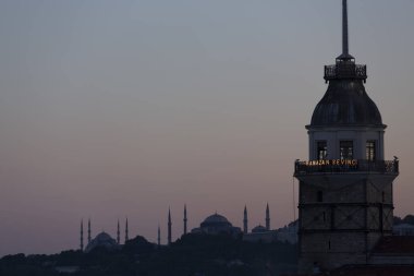 Salacak plajı ve bakire kulesi, karşı kıyıdaki camiler.