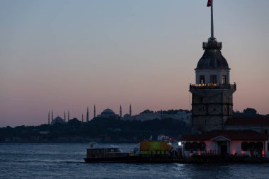 Salacak plajı ve bakire kulesi, karşı kıyıdaki camiler.