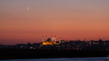 Salacak plajı ve bakire kulesi, karşı kıyıdaki camiler.