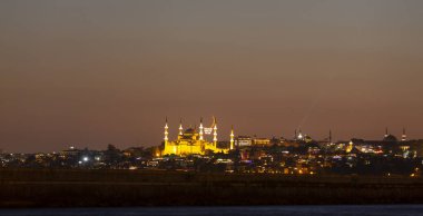 Salacak plajı ve bakire kulesi, karşı kıyıdaki camiler.