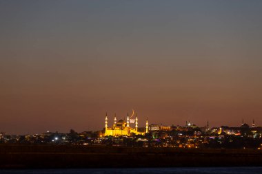 Salacak plajı ve bakire kulesi, karşı kıyıdaki camiler.
