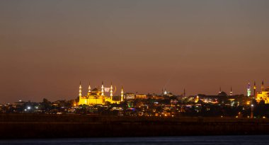 Salacak plajı ve bakire kulesi, karşı kıyıdaki camiler.