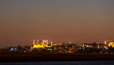 Salacak plajı ve bakire kulesi, karşı kıyıdaki camiler.