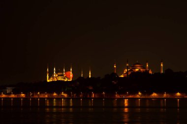 Salacak plajı ve bakire kulesi, karşı kıyıdaki camiler.