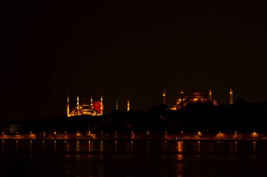 Salacak plajı ve bakire kulesi, karşı kıyıdaki camiler.