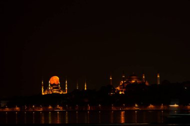 Salacak plajı ve bakire kulesi, karşı kıyıdaki camiler.